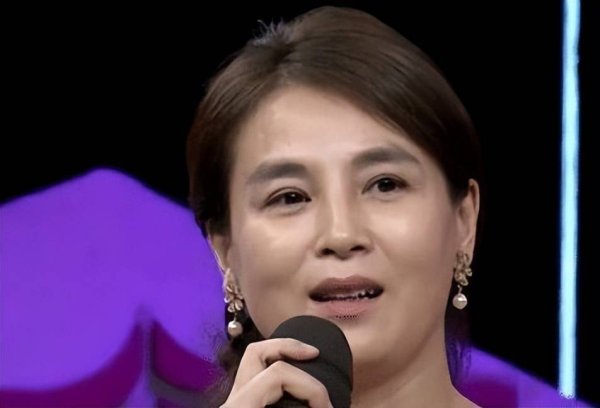 配资114查询平台 刚生完孩子就被离婚？56岁赵明明独自养女23年，现状让人泪目